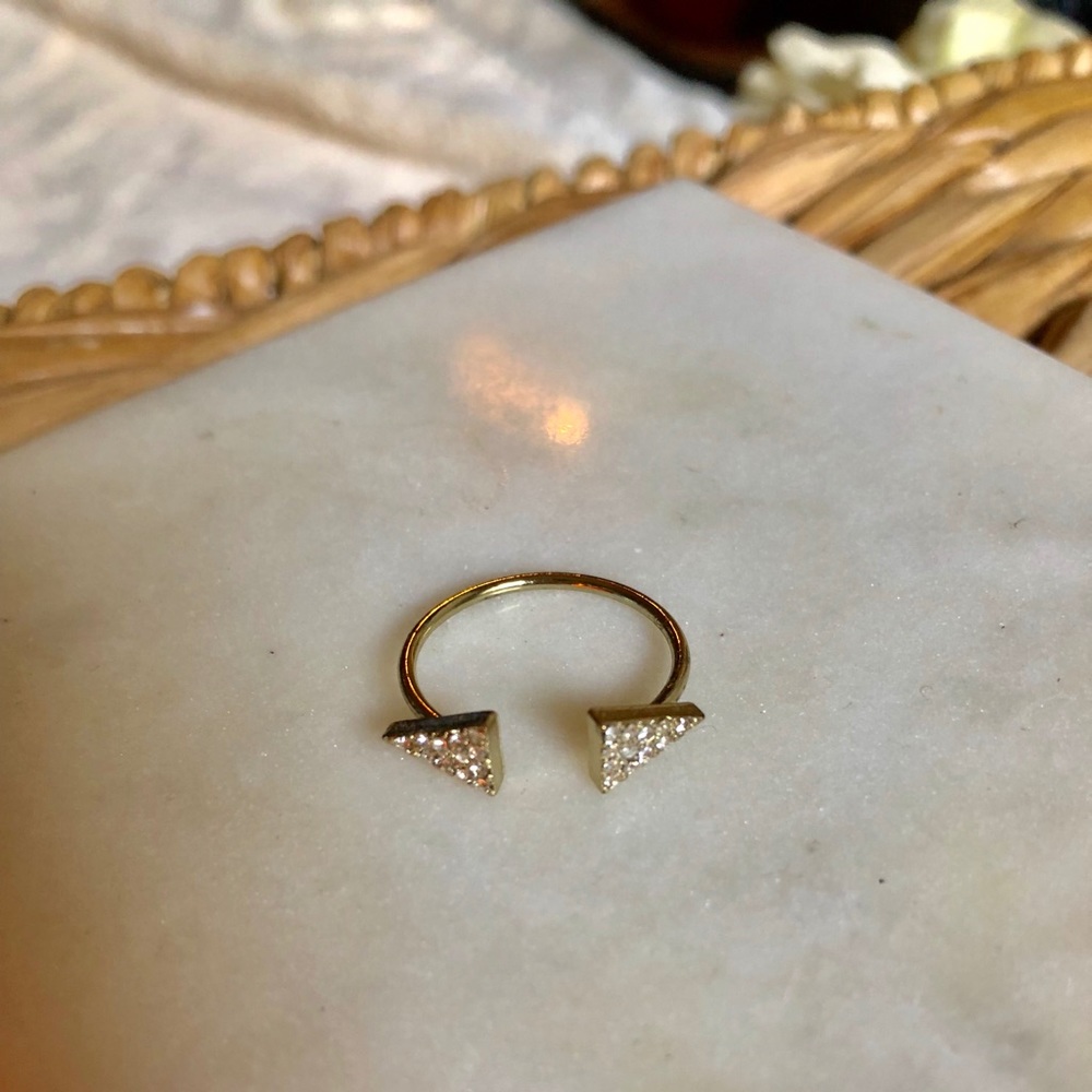 TRIANGLE ACCENT RING